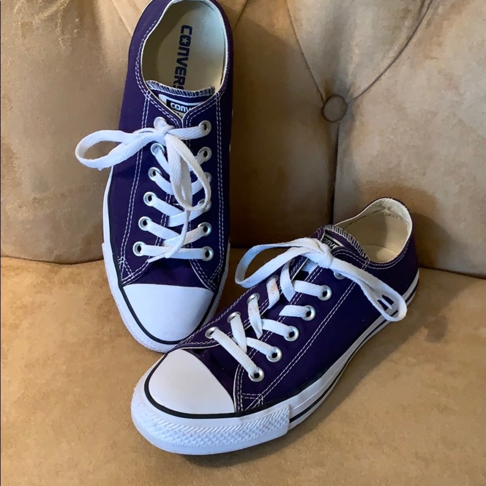 Converse low cut Chuck Taylor’s. Women’s size 8